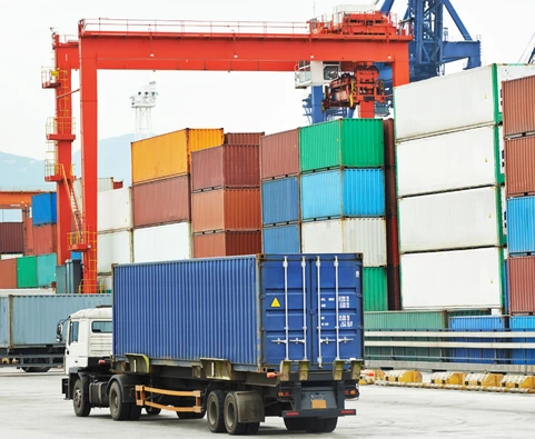 Jasa bongkar muat kapal di Pelabuhan Jakarta oleh PT Sinar Samudra Stevedoring