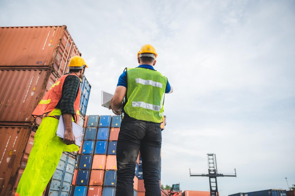Jasa bongkar muat kapal di Pelabuhan Jakarta oleh PT Sinar Samudra Stevedoring